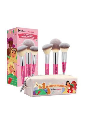 IT Cosmetics  BEAUTIFUL TOGETHER FLAWLESS FINISH 3-PIECE MAKEUP BRUSH SET + CASE